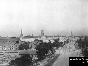 Vesterbros Passage   I baggrunden ses Panorambygningen i Jernbanegade. Bygningen blev opført i 1881-82 og blev nedrevet igen i 1887.jpg